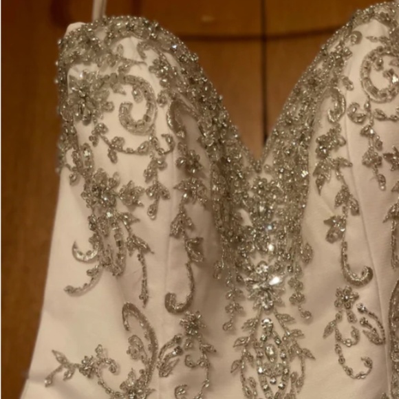 Alfred Angelo Disney Jasmine Bridal 222 Size 6 Wedding Dress White/Metallic NWT - Picture 8 of 9